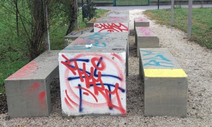 Atti di vandalismo e graffiti al parco di via Mascagni di Longuelo: «Ma le telecamere?»