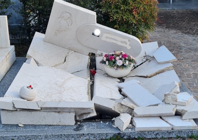 Esplode una tomba al cimitero di Romano di Lombardia: lastra di marmo in frantumi