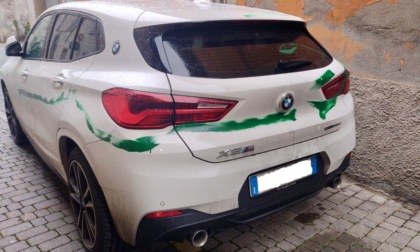 Alzano Lombardo, auto dipinta di verde da ignoti: scatta la polemica