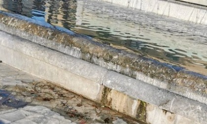 Dopo mesi di lavori, la fontana di piazza Caduti a Dalmine perde ancora acqua