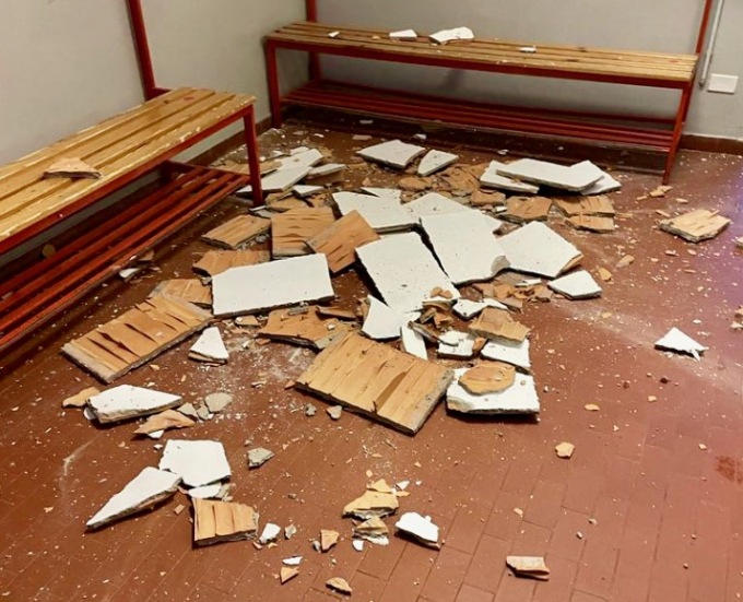 Cade un pezzo del soffitto al centro sportivo Saletti di Nembro: «Mattoni difettosi»