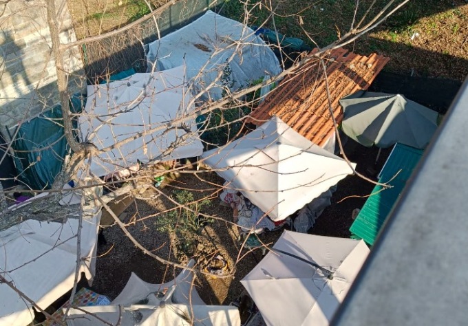 I senzatetto, disperati, hanno rubato le coperte dei gatti a Ponte San Pietro