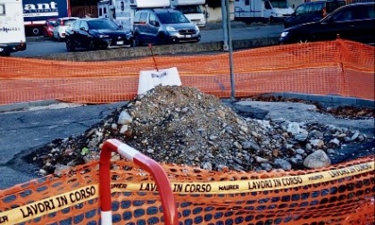 A Dalmine i cittadini mugugnano: «Mesi di ritardo e il cantiere di via Guzzanica è solo a metà»