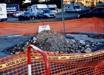 A Dalmine i cittadini mugugnano: «Mesi di ritardo e il cantiere di via Guzzanica è solo a metà»