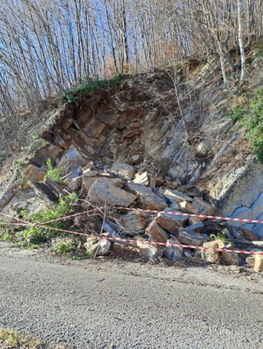 Frana a Torre de’ Busi: chiusa via Montegrappa, isolate due frazioni