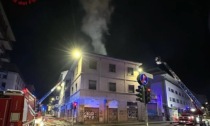 Incendio in un edificio abbandonato in via Maj, intervengono i vigili del fuoco: fiamme domate