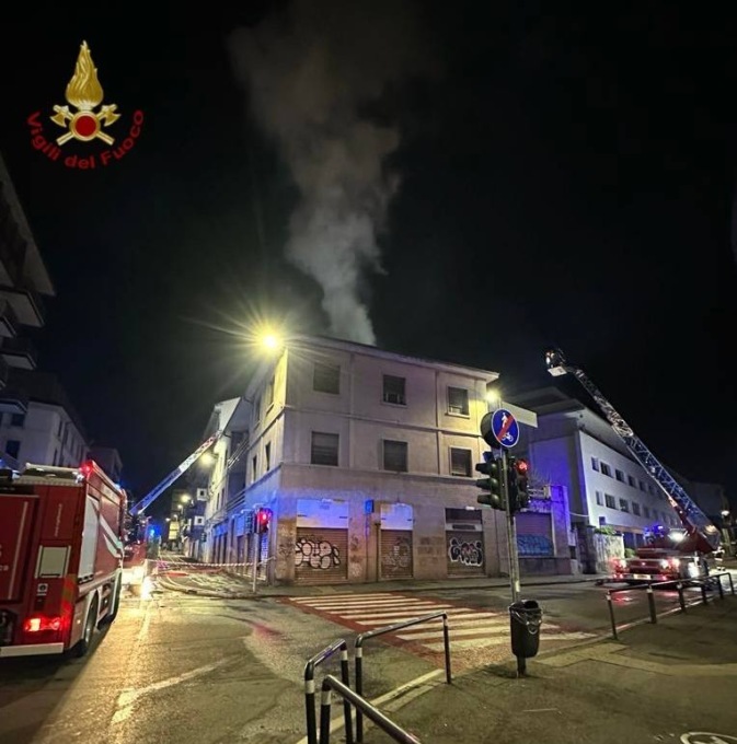 Incendio in un edificio abbandonato in via Maj, intervengono i vigili del fuoco: fiamme domate