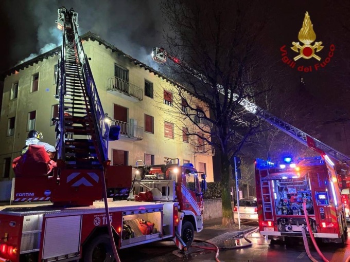 Incendio in Borgo Santa Caterina: condominio inagibile, sfollate quindici persone