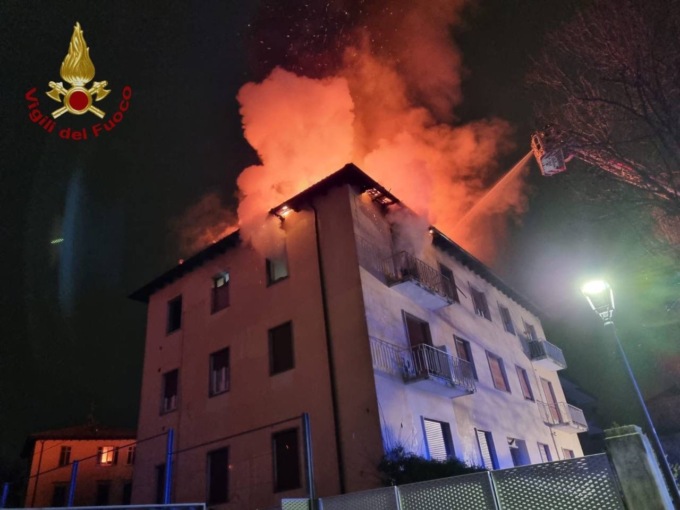 Rogo in un appartamento in Borgo Santa Caterina: persona salvata dai vigili del fuoco
