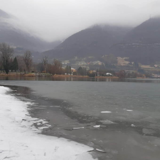 Dopo le gelate, sottile strato di ghiaccio sul lago di Endine (tra Monasterolo e Spinone)