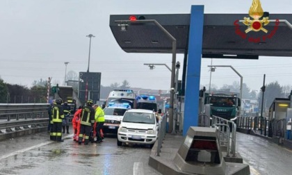 Scontro tra camion e auto al casello di Capriate: coinvolte due persone, un ferito