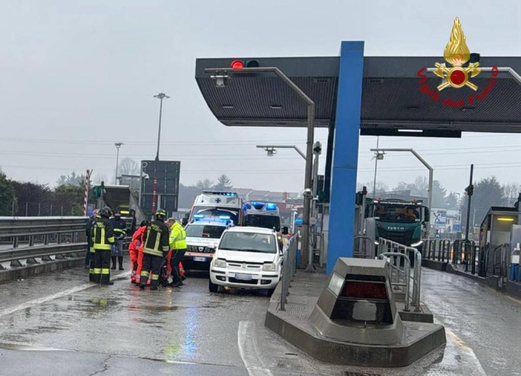 Scontro tra camion e auto al casello di Capriate: coinvolte due persone ...