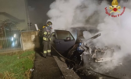 Auto in fiamme nella notte a Martinengo: intervenuti i Vigili del fuoco, rogo domato