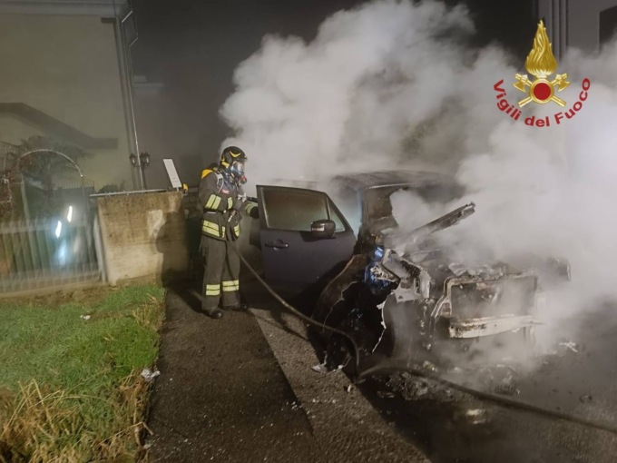 Auto in fiamme nella notte a Martinengo: intervenuti i Vigili del fuoco, rogo domato