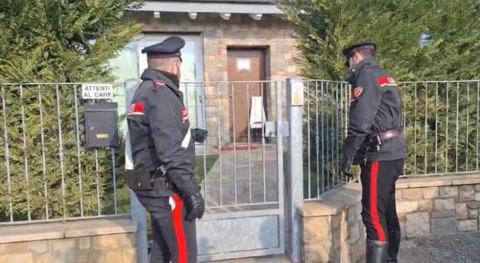 Madre di una bambina uccide il marito a coltellate a Martinengo