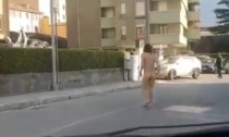 Cammina nudo per strada tra Lecco e Malgrate