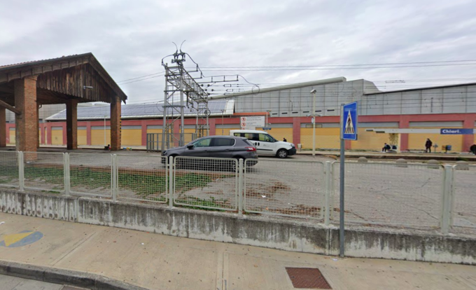 Chiari, travolto dal treno diretto a Bergamo: muore operaio di 51 anni