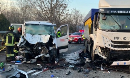 Incidente a San Paolo d'Argon: un furgoncino si è scontrato con un tir. Tre i feriti