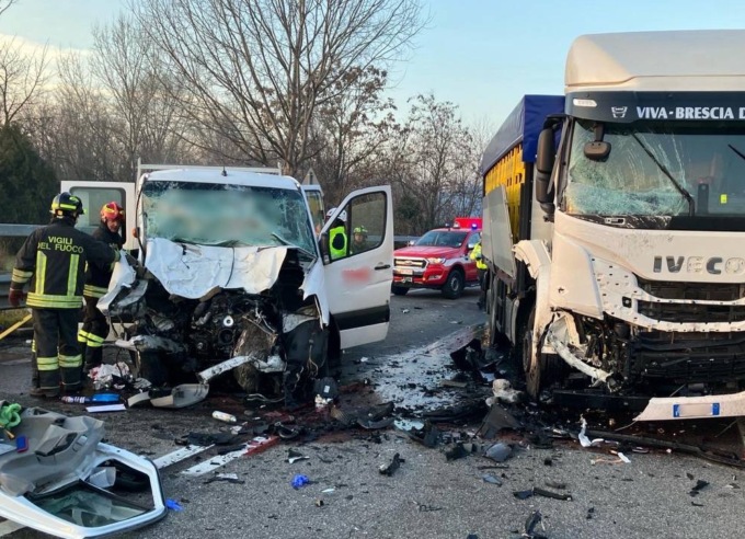 Incidente a San Paolo d’Argon: un furgoncino si è scontrato con un tir. Tre i feriti