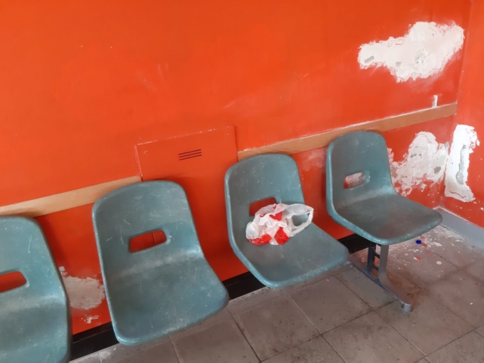 Festeggiano e lasciano rifiuti nello spogliatoio a Romano. E a farne le spese sono i più piccoli