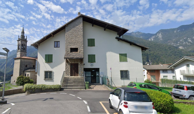 Piazza Brembana, il comandante costretto a fare il pendolare: nel suo alloggio muffa e infiltrazioni