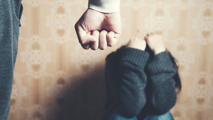 Braccialetto elettronico per due uomini a Cologno e Fara: uno picchiava la ex, l’altro l’ha aggredita