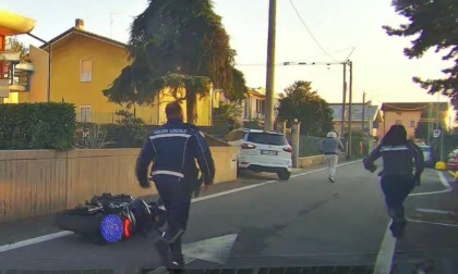 Corriere della droga cerca di fuggire dalla polizia locale e si schianta a Romano