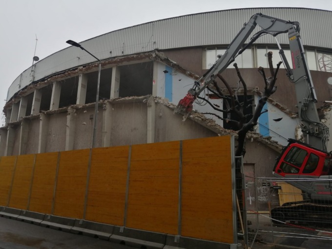 Oggi è iniziata anche la demolizione di parte del palazzetto dello sport