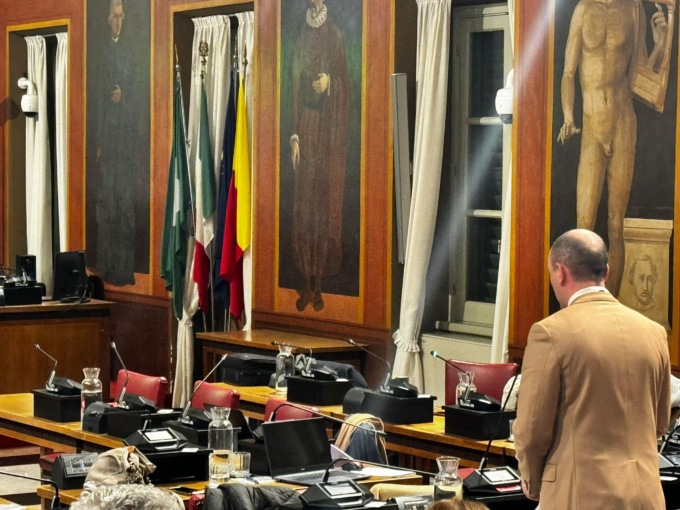 Filippo Bianchi: «L’Amministrazione strizza l’occhio a chi consuma sostanze». Il centrosinistra esce dall’aula
