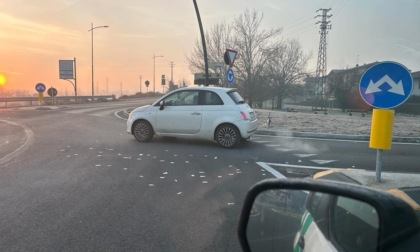 Da due anni imbratta le strade appena ripulite a Romano: si cerca il "Genio dei coriandoli"