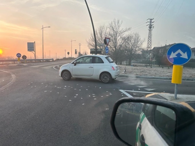 Da due anni imbratta le strade appena ripulite a Romano: si cerca il “Genio dei coriandoli”