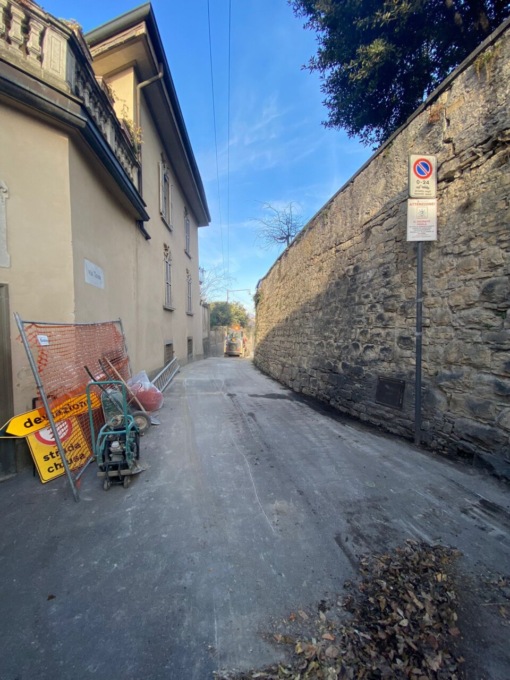 Riapre al traffico via Torni: sistemato il muro pericolante