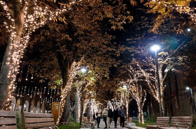 Rimosse in questi giorni le luci sul “Sentierino” del centro: hanno illuminato la Capitale della Cultura