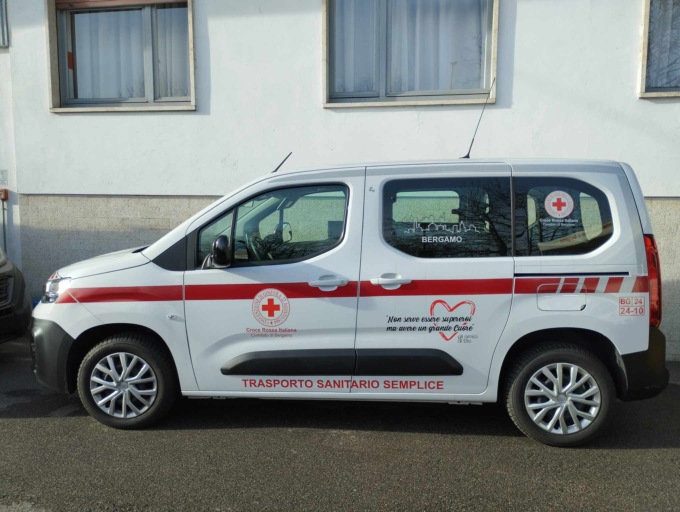 Il mezzo per la Croce Rossa di Bergamo, donato in ricordo di Elio Carminati
