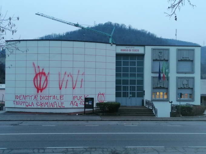 Imbrattato dai ViVi il Municipio a Borgo di Terzo e la vicina farmacia: caccia ai colpevoli