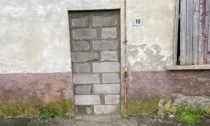 Bivacchi in uno stabile abbandonato a Caravaggio, il Comune lo fa murare