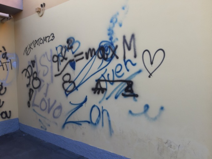 Imbrattati i muri (da poco ritinteggiati) della stazione di Romano durante le festività: torna il tema degrado?