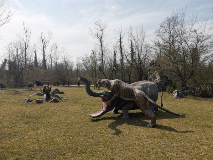 Tentato furto (col trenino) al Parco della Preistoria: denunciato 18enne, ricercati due complici