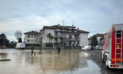 Si rompe tubatura a Caravaggio, parcheggio dello stadio allagato. Ingenti i danni