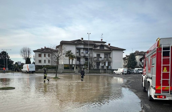 Si rompe tubatura a Caravaggio, parcheggio dello stadio allagato. Ingenti i danni