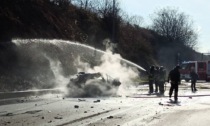 Auto in fiamme dopo un frontale con un camion a Presezzo, morto il conducente