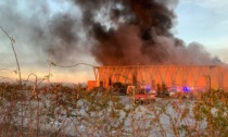 Incendio in azienda a Cavenago: grande colonna di fumo avvistata anche dalla Bassa