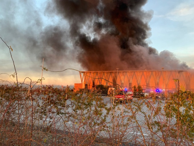 Incendio in azienda a Cavenago: grande colonna di fumo avvistata anche dalla Bassa