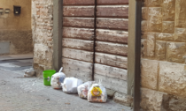 Espone i sacchi dei rifiuti, ma non sono differenziati: la polizia locale di Romano lo obbliga a separarli sul posto