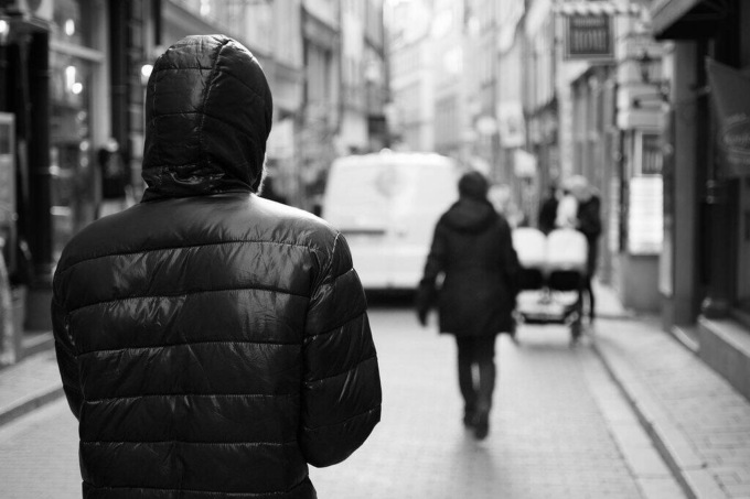 Violenze psicologiche, stalking, minacce di uccidere il figlio: a processo 41enne di Azzano