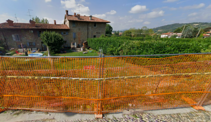 La recinzione in via Strada Vecchia è pericolosa e il marciapiede in «pessime condizioni»
