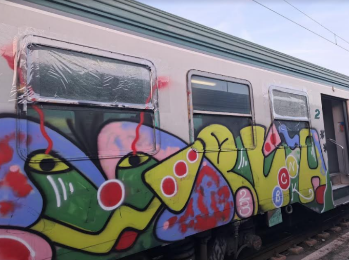 Altro treno vandalizzato, questa volta sulla linea Bergamo-Milano: due corse soppresse