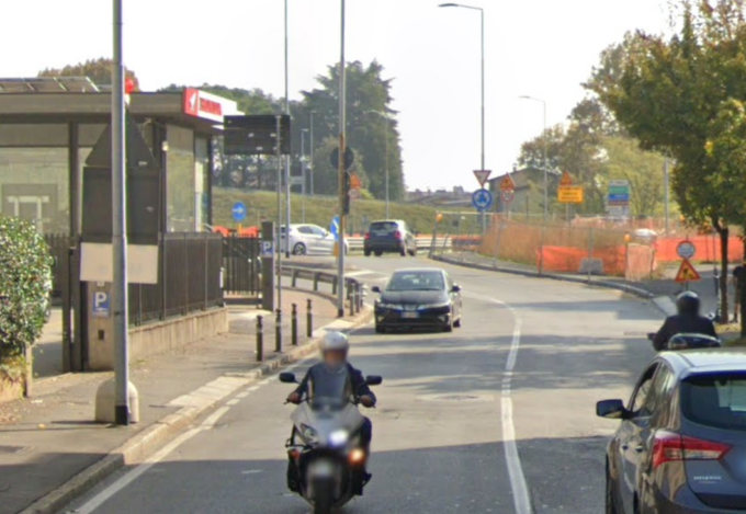 Divieto d’ingresso al rondò delle Valli da via Bianzana, ma le auto non lo rispettano