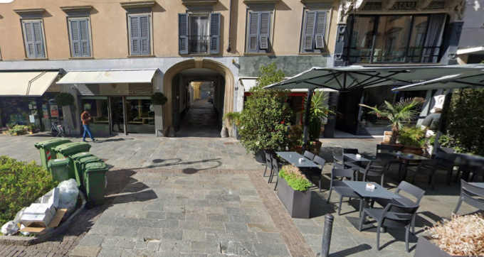 Crollano calcinacci in via Tasso a Bergamo: per fortuna nessun ferito, zona recintata