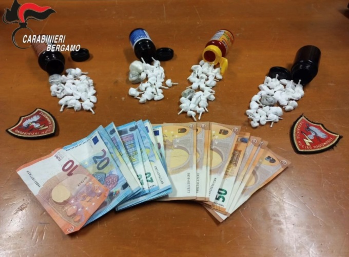Preso dai carabinieri dopo un inseguimento da film per le vie di Lallio: aveva 114 dosi di cocaina
